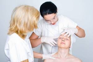 Причины возникновения, признаки и лечение подкожного клеща на лице
