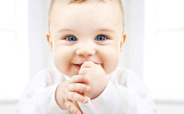 Ребенок машет руками, открывает рот, кричит - советы врачей на каждый день