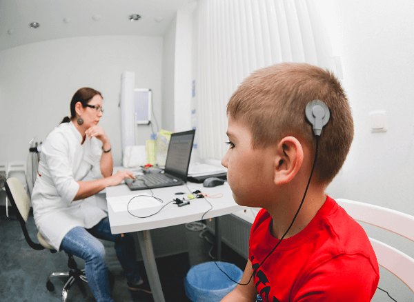 Почему ребенок не слышит на одно ухо - советы врачей на каждый день