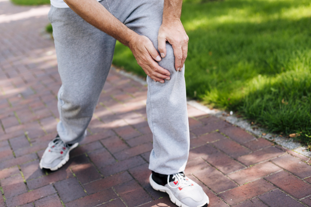 Левое колено от боли онемело - советы врачей на каждый день