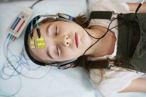 Почему ребенок не слышит на одно ухо - советы врачей на каждый день