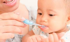 Ребенку год, крошатся зубы - советы врачей на каждый день